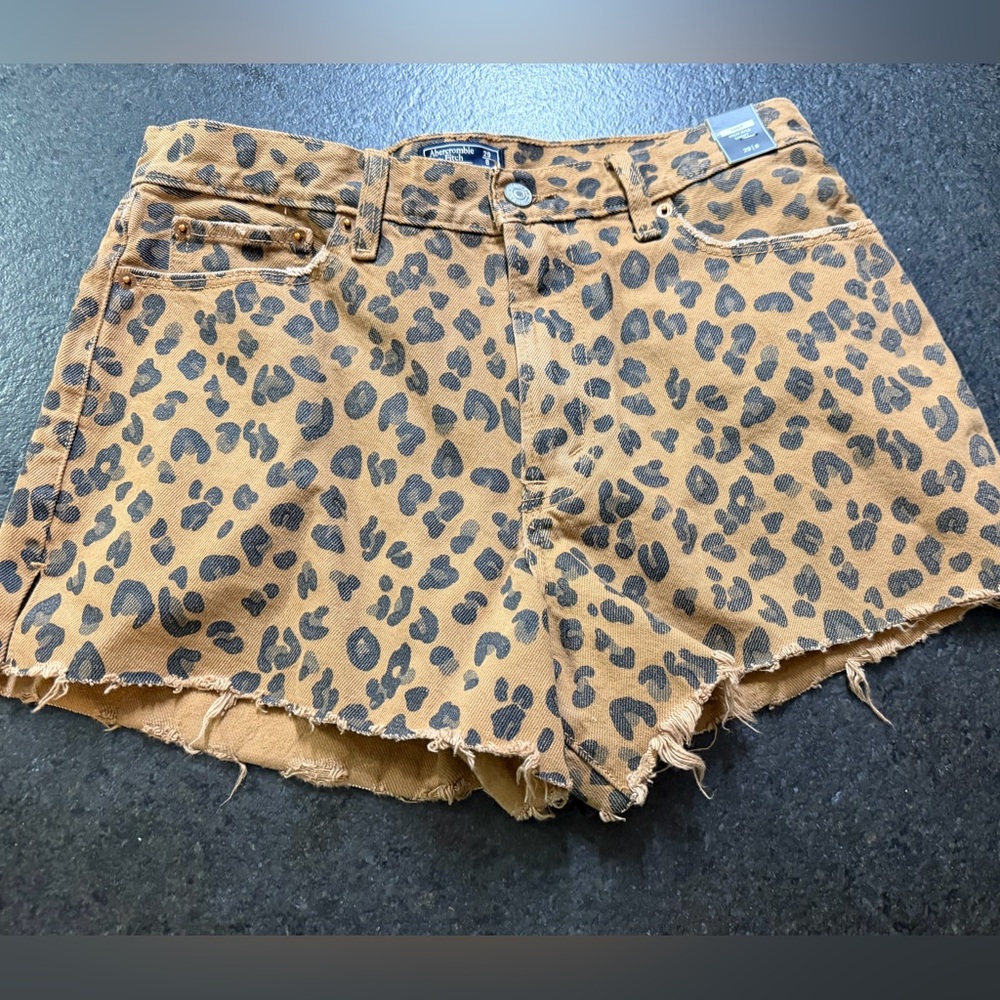 Abercrombie & Fitch Annie High Rise shorts Sz 29/8
Leopard Print